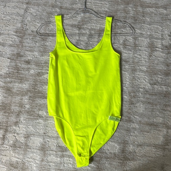 SKIMS ESSENTIAL SCOOP NECK BODYSUIT in highlighter yellow - Picture 1 of 3